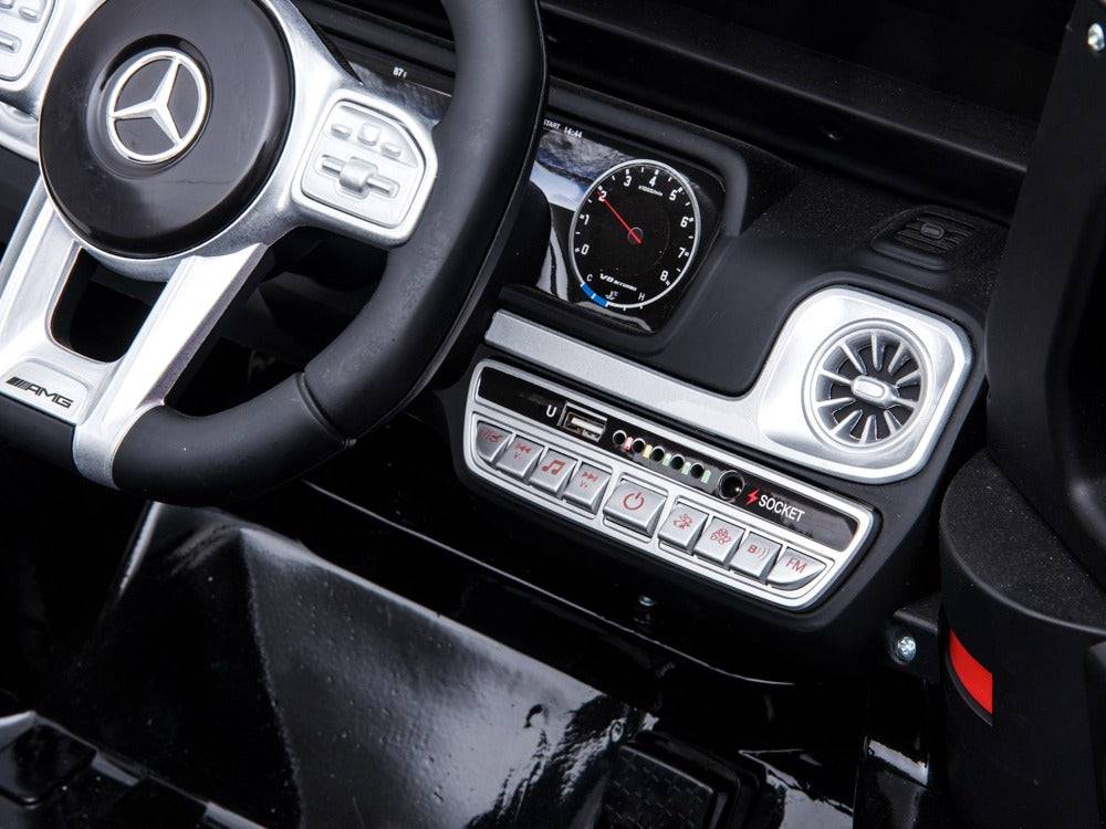 Mercedes G63 - Wit  De Mercedes G63 - Wit is een krachtige auto voor kinderen. Met een 12 volt 4,5 Ah accu, twee 12 volt motoren en 3 instelbare snelheden tot 4,5 km per uur, rijdt hij Kidzcruisers