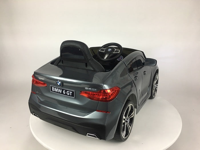 Bmw 6 Gt - Grijs  De BMW 6 GT Grijs is een geweldige auto voor kinderen! Het heeft een 12 volt voeding/accu, instelbare snelheden tussen 2 en 4,5 km per uur, LED voor- en achterverlicKidzcruisers