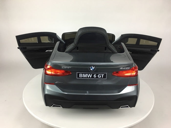 Bmw 6 Gt - Grijs  De BMW 6 GT Grijs is een geweldige auto voor kinderen! Het heeft een 12 volt voeding/accu, instelbare snelheden tussen 2 en 4,5 km per uur, LED voor- en achterverlicKidzcruisers