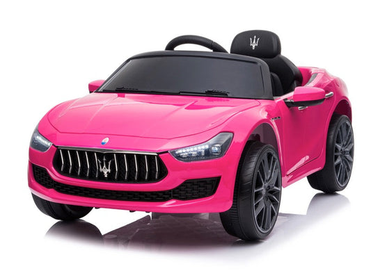 Maserati Ghibli - Roze  Kom op, kinderen! Laat je verwennen met de Maserati Ghibli - Roze! Deze 12v meerijdauto is uitgerust met twee 12 volt motoren, een op elk achterwiel. Je kunt kiezen Kidzcruisers