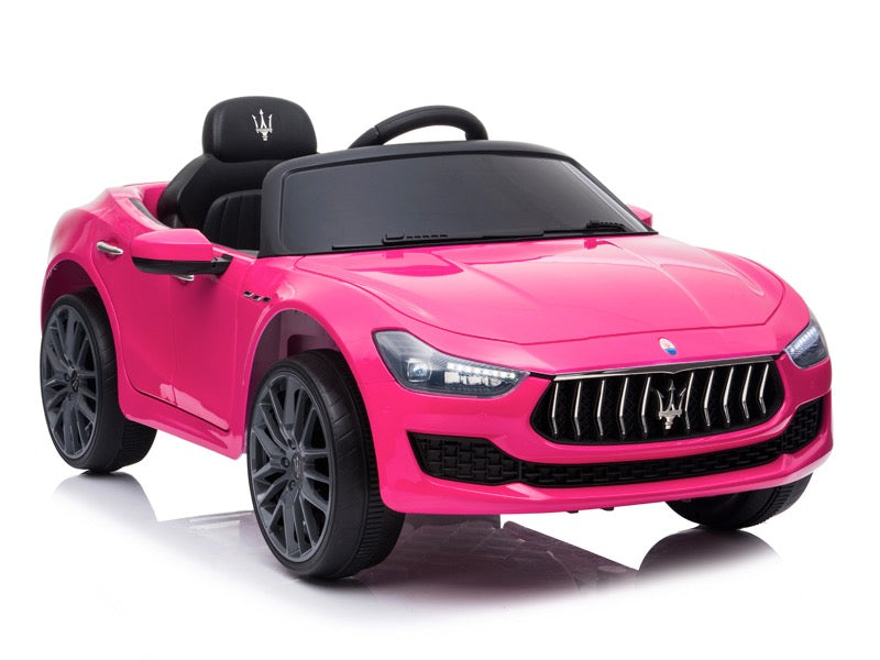 Maserati Ghibli - Roze  Kom op, kinderen! Laat je verwennen met de Maserati Ghibli - Roze! Deze 12v meerijdauto is uitgerust met twee 12 volt motoren, een op elk achterwiel. Je kunt kiezen Kidzcruisers